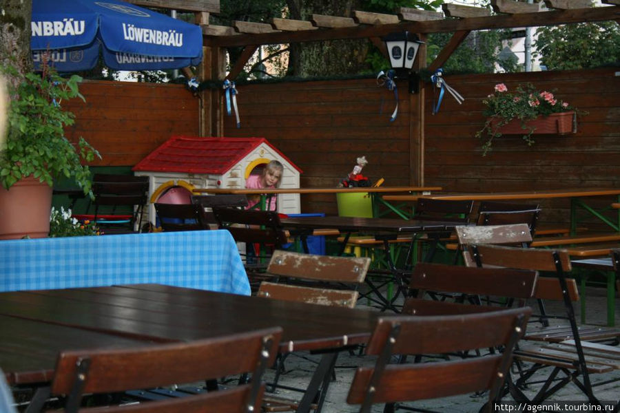 Как всегда — детская площадка в биргардене Унтерхахинг, Германия