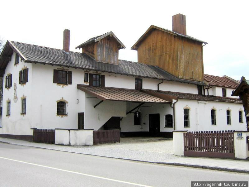 Хозяйственные постройки в старой части Унтерхахинг, Германия