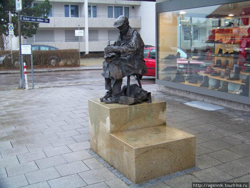Памятник сапожнику возле обувного магазина Фельцмана на Мюнхенерштрассе Унтерхахинг, Германия