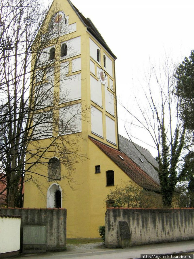 Старейшее здание города- собор св. Корбиниана 1310 года Унтерхахинг, Германия
