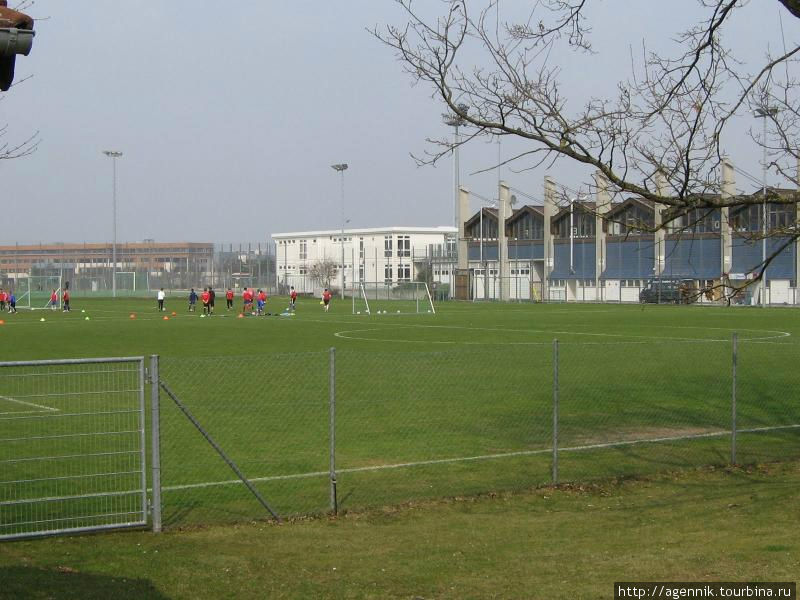 Школа — видно профессионально футбольное поле рядом с ней Унтерхахинг, Германия