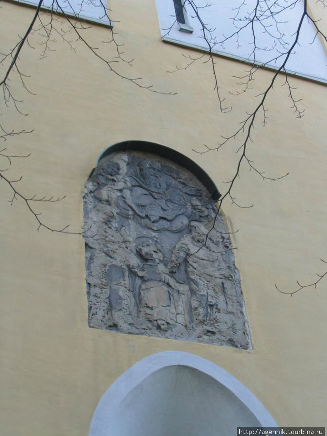 Барельеф над главным входом Унтерхахинг, Германия