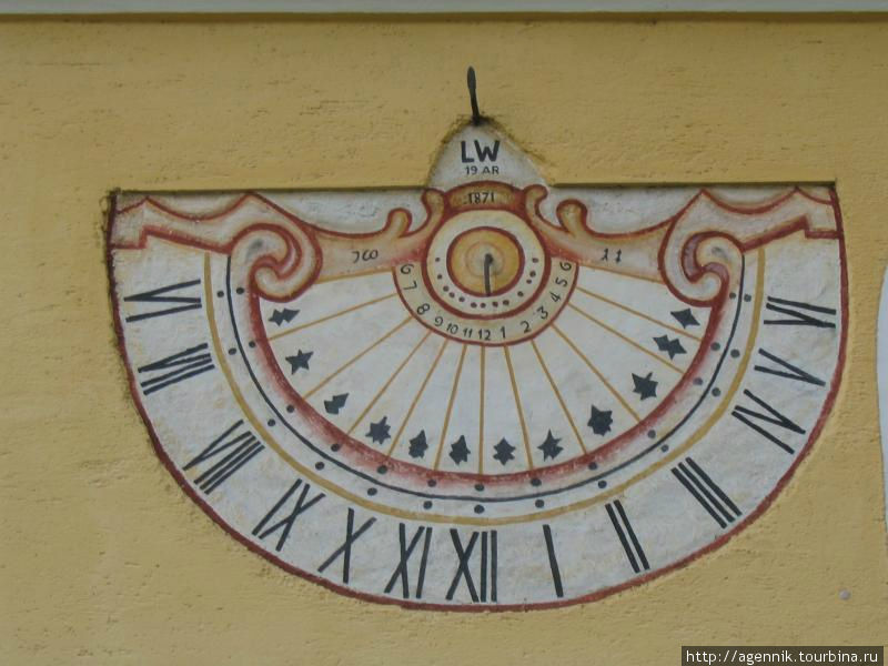 Солнечные часы на стене храма Унтерхахинг, Германия
