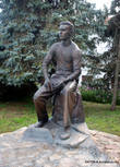 Памятник местному поэту-маринисту Алексею Лебедеву.