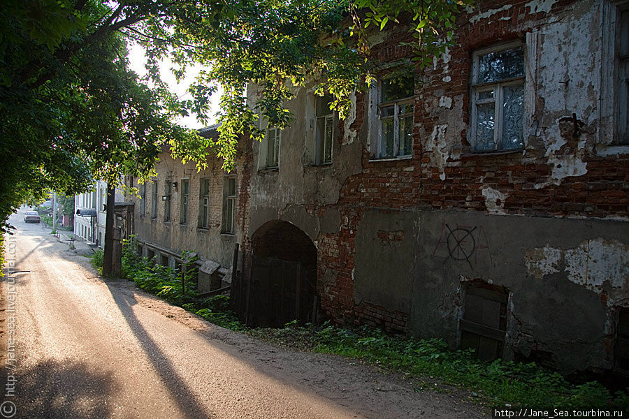 Совсем не удивительно встретить такую красоту прямо в центре города. Улочка сплошь состоит из вот таких прекрасных домов, которые подбоченясь, каждый клонится в свою сторону. В 200 м параллельно этой улице шумит главная улица города Владимира — Московская. Владимир, Россия