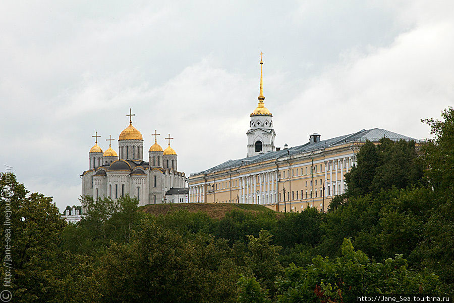 Хмурое небо над Успенским собором сразу после дождя Владимир, Россия