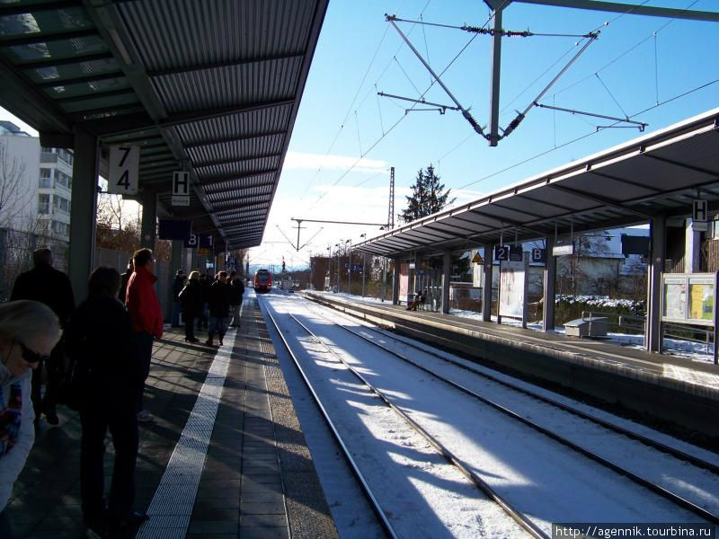 Платформа S-Bahn Унтерхахинг — вдали хорошо видны Альпы Унтерхахинг, Германия