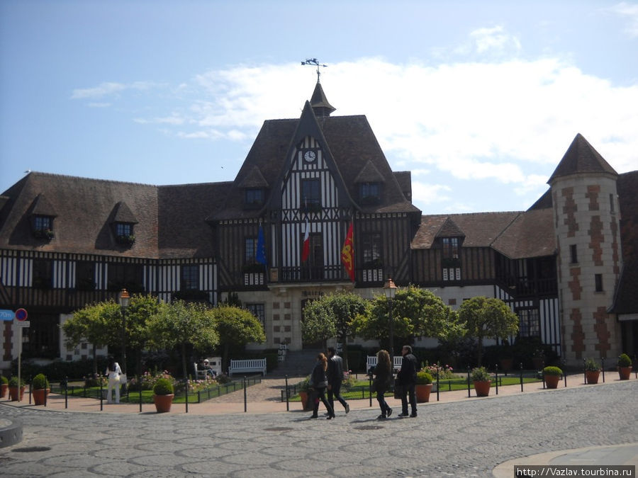 Здание мэрии со стороны площади Довилль, Франция