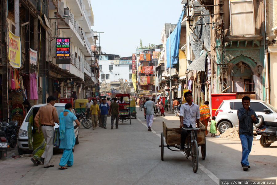 Туристическая улочка напротив железнодорожного вокзала Дели, Индия