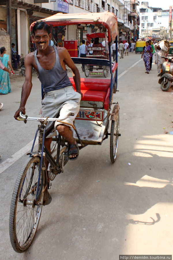 Велорикша приглашает прокатится на нем Дели, Индия