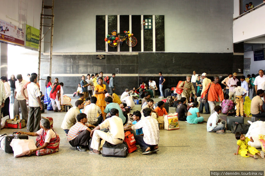 На вокзале пассажиры ожидают своих поездов Дели, Индия
