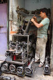 Мастер ремонтирует швейные машины