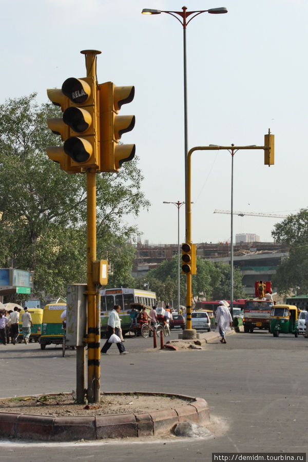 Светофор: на красном сигнале написано RELAX — расслабься Дели, Индия