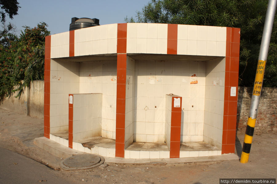 Уличный туалет на углу улиц для отправления малой нужды Дели, Индия
