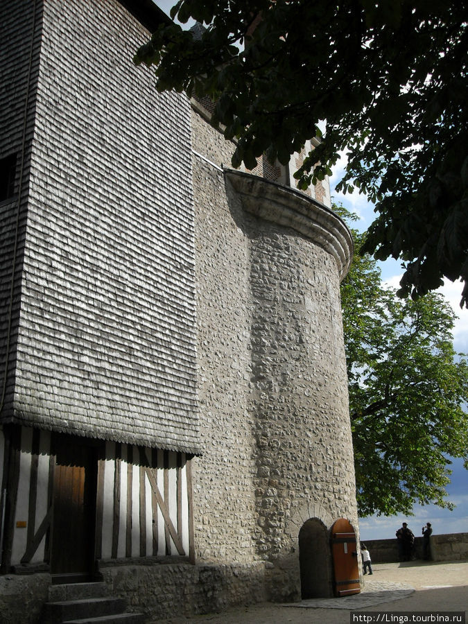 Башня дю Фуа — остаток оборонительных сооружений XIII века. С террас открывается прекрасный вид на Блуа, долину Луары и церковь Сен-Николя. Блуа, Франция