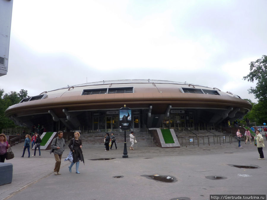 Станция метро Горьковская похожа на летающую тарелку Санкт-Петербург, Россия