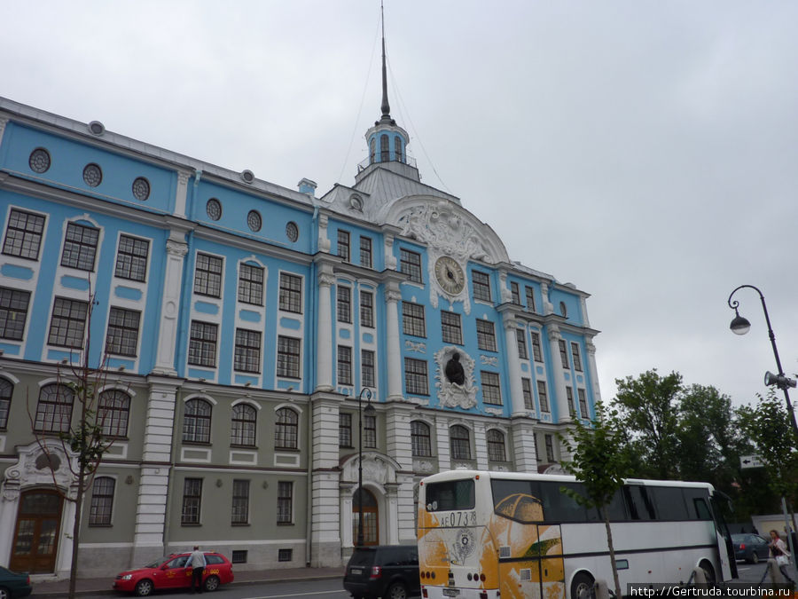 Здание Нахимовского училища напротив Авроры Санкт-Петербург, Россия