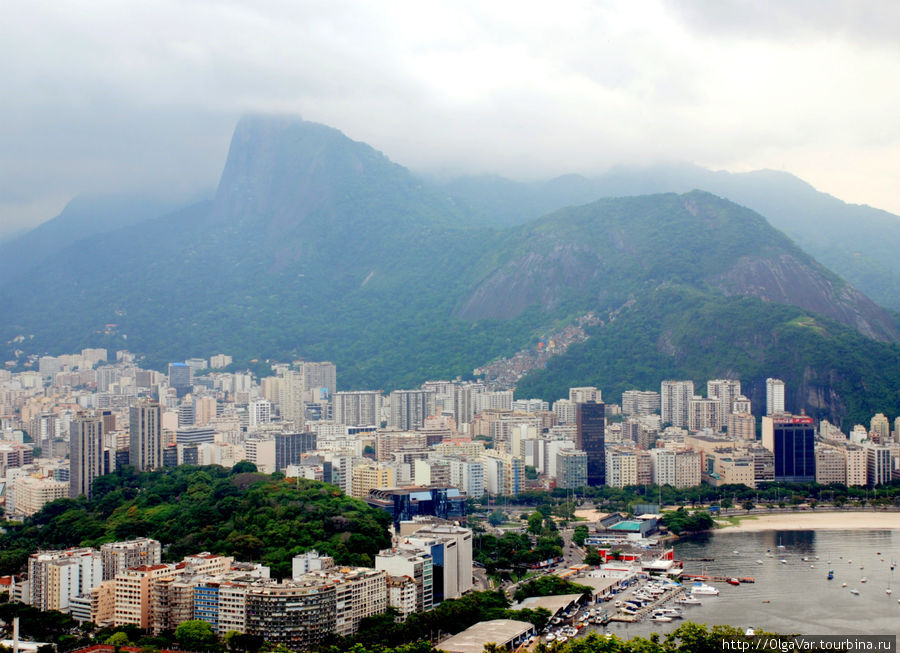 Высотки на фоне гор смотрелись спичечными коробками Рио-де-Жанейро, Бразилия