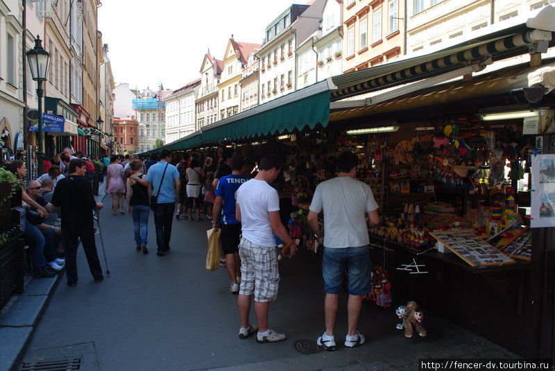 Количество туристов на рынке в отдельные дни сравнимо с их количеством под астрономическими часами на Староместской площади Прага, Чехия