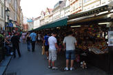Количество туристов на рынке в отдельные дни сравнимо с их количеством под астрономическими часами на Староместской площади