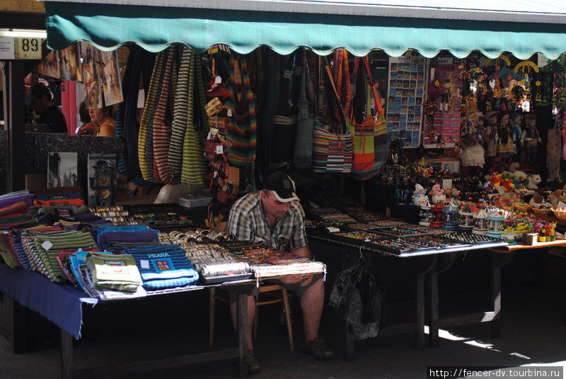 Некоторые продавцы скучают. Текстиль менее популярен, чем магнитики Прага, Чехия