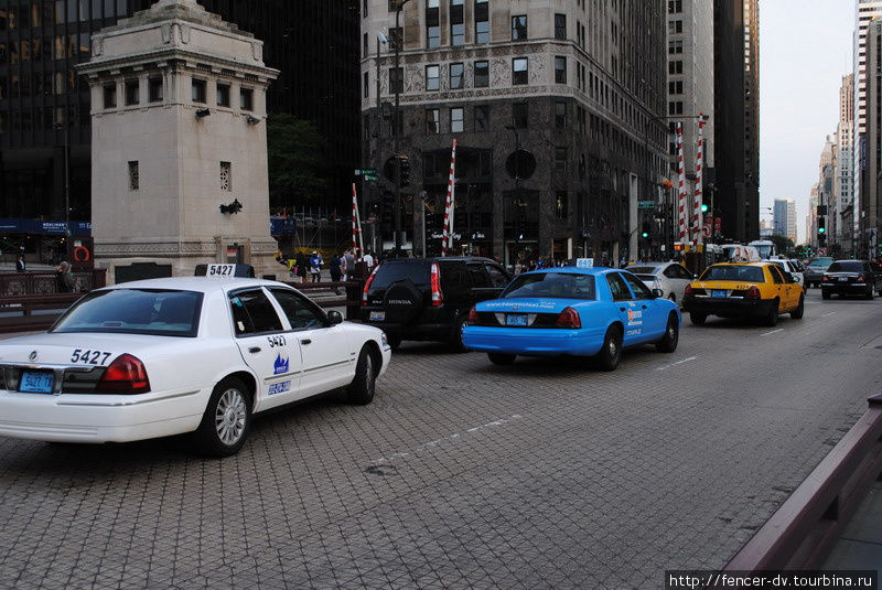 Я не уверен, что в Чикаго вообще найдется два одинаково покрашенных такси)