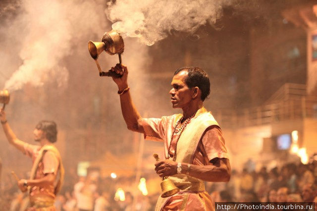Брамин , совершающий церемонию пуджи .
Церемония пуджи на главном гхате Варанаси. Индия