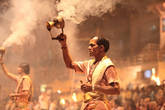 Брамин , совершающий церемонию пуджи .
Церемония пуджи на главном гхате Варанаси.