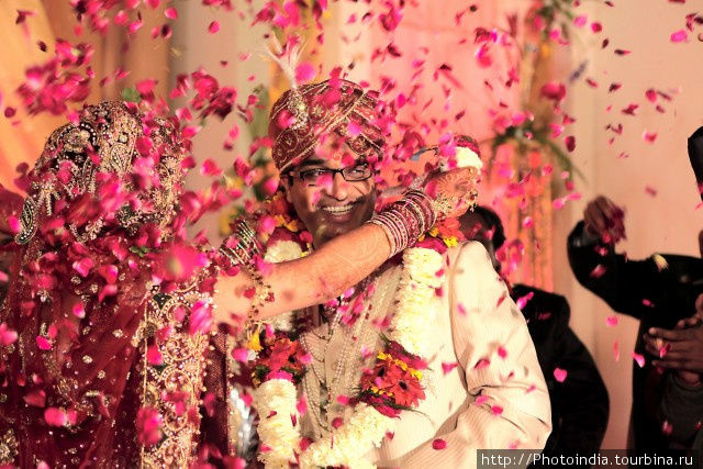 Счастье жениха. Джайпур
Непосредственный момент венчания в индийской свадьбе – надевание гирлянды цветов, как символ союза новобрачных Индия