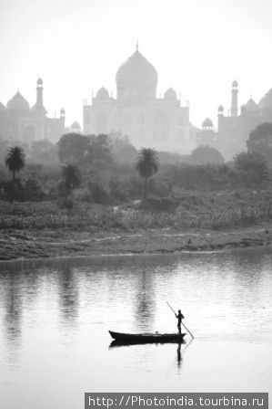 Вид на Тадж Махал
с противоположного берега реки Ямуны
Агра Индия