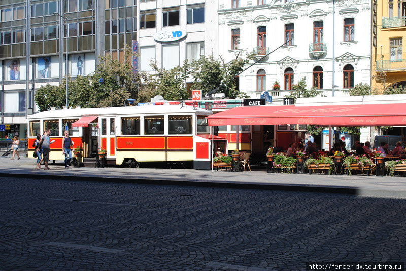 Кафе в старом трамвайчике в такой день полно людей Прага, Чехия