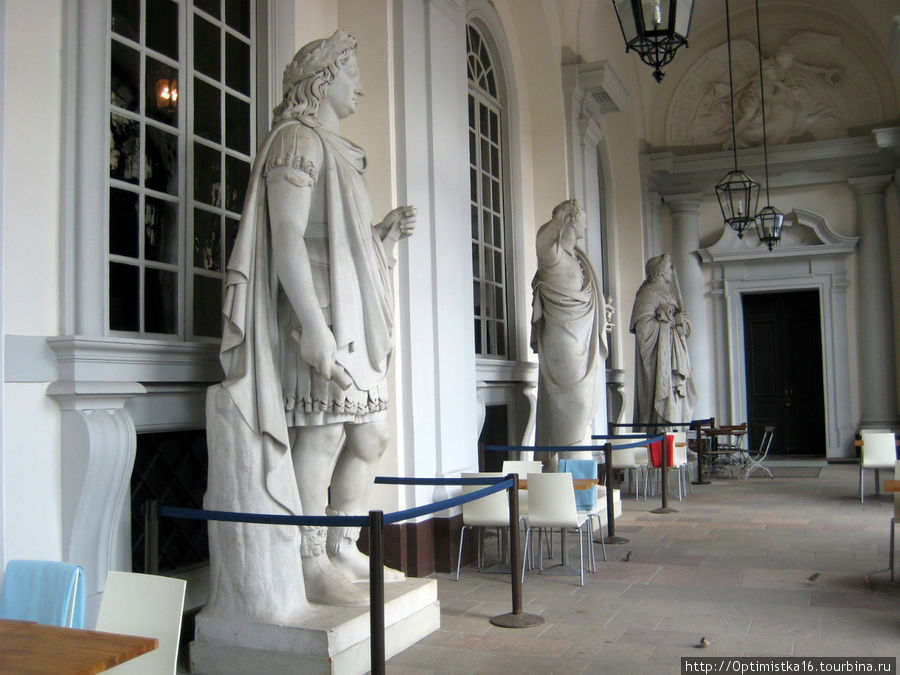 Статуи в Королевском Дворце.