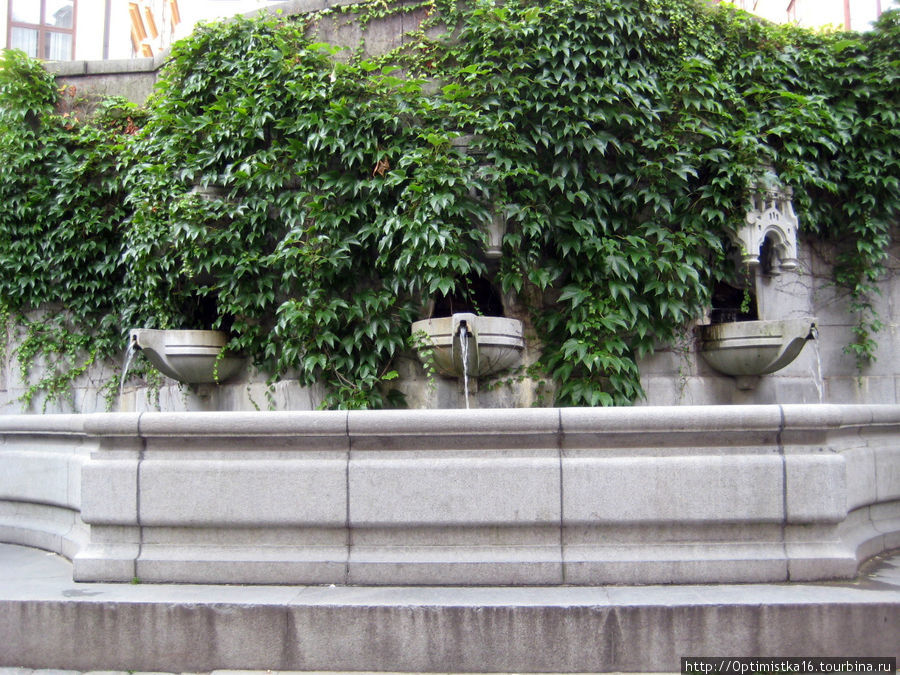 Фонтан Три чаши у памятника Георгию Победоносцу. Стокгольм, Швеция