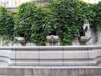 Фонтан Три чаши у памятника Георгию Победоносцу.