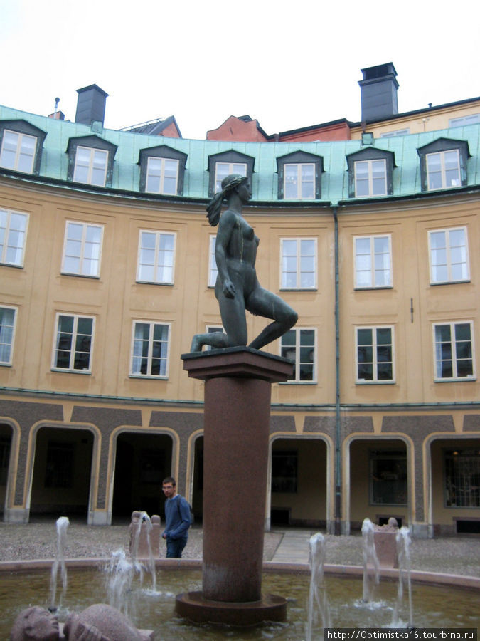 Внутри этого дома — скульптура девушки. Стокгольм, Швеция
