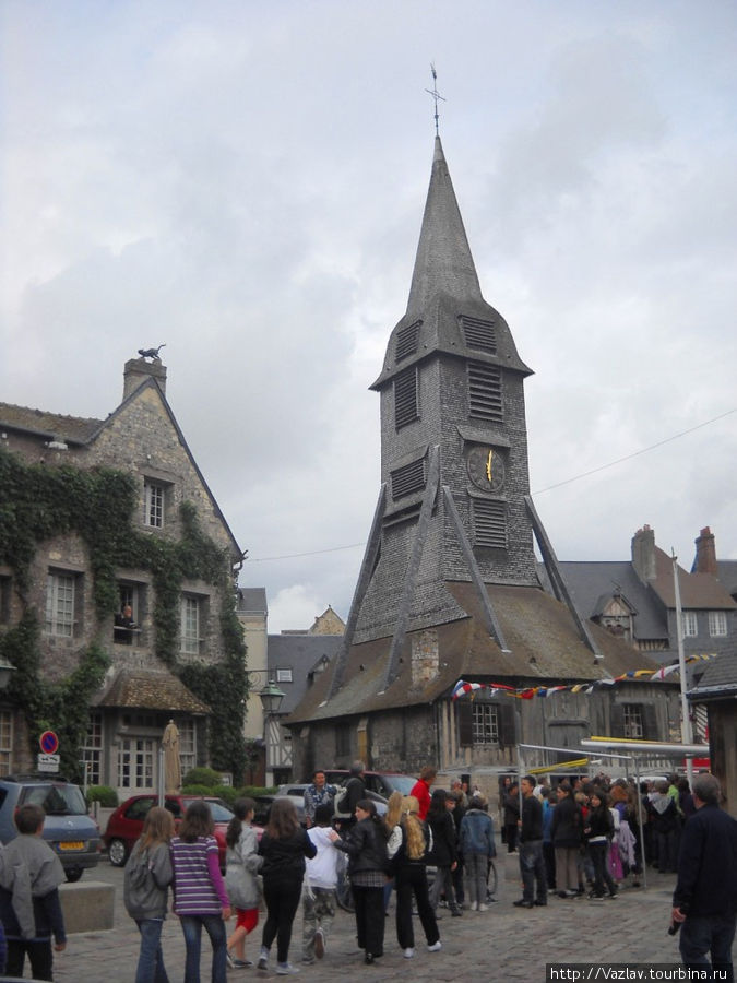 На площади собираются верующие Онфлёр, Франция