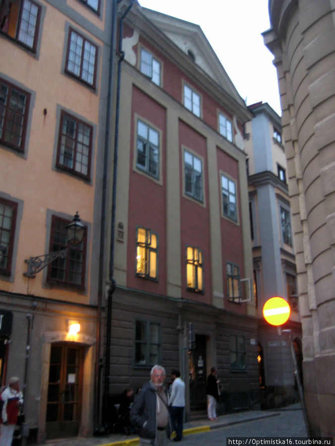 Дом в середине с двумя горящими окошками — наш отель. Стокгольм, Швеция