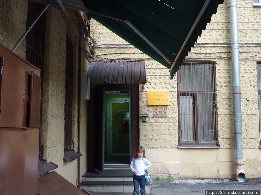 Чтоб войти в номера — надо пройти через двор, это вход со двора. Санкт-Петербург, Россия
