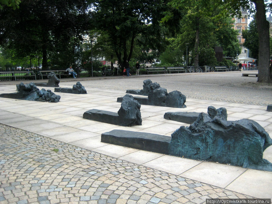 Площадь Рауля Валленберга, спасшего во время второй мировой войны по разным оценкам от 20 тысяч и больше евреев. Это памятник Раулю Валленбергу. Подробности я нашла в интернете:
http://www.lechaim.ru/ARHIV/183/karlov.htm Стокгольм, Швеция