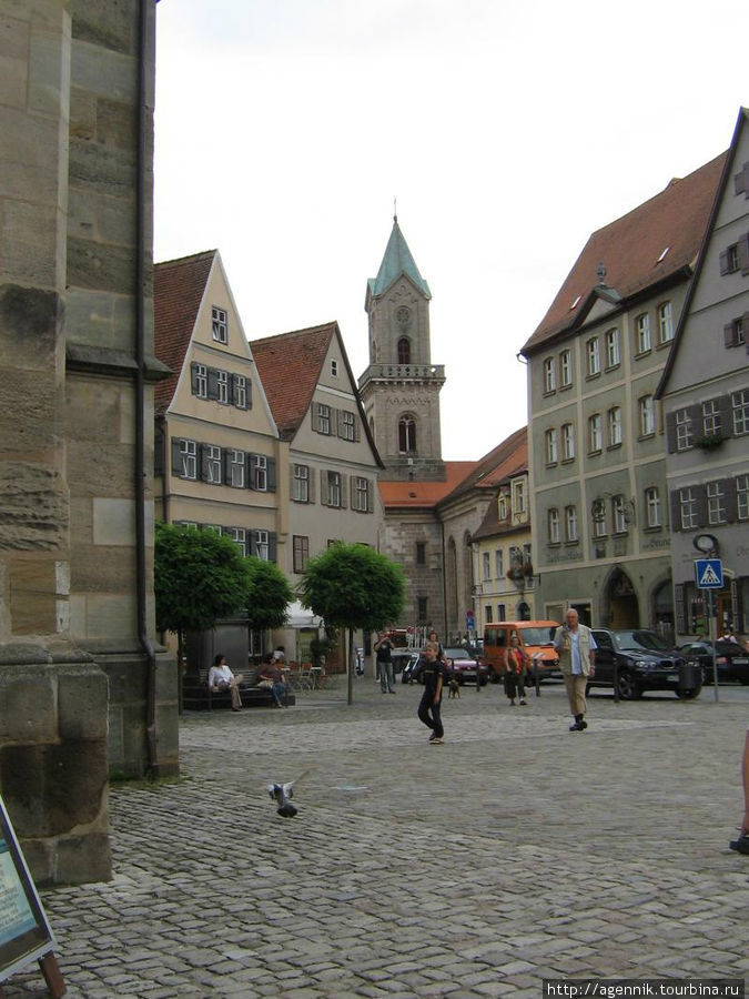 Площадь у собора.Слева видна его часть Динкельсбюль, Германия