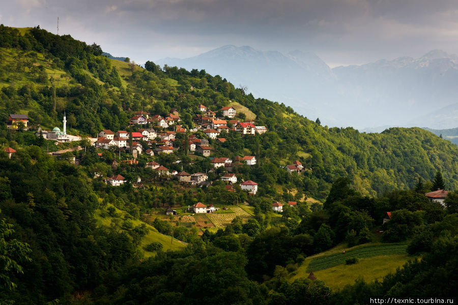 Типичные боснийские сёла, расположенные вдоль дороги на холмах. Зелень, белые минареты, черепичные крыши... Федерация Боснии и Герцеговины, Босния и Герцеговина