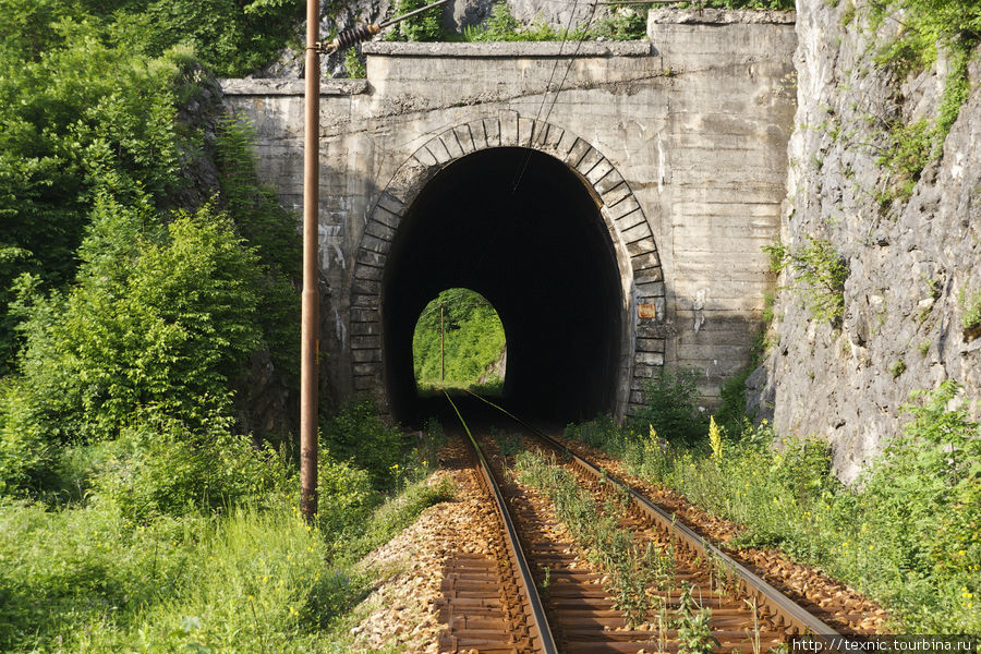 Тоннель. Похожий туннель также снимался в «Жизни как чудо» Федерация Боснии и Герцеговины, Босния и Герцеговина