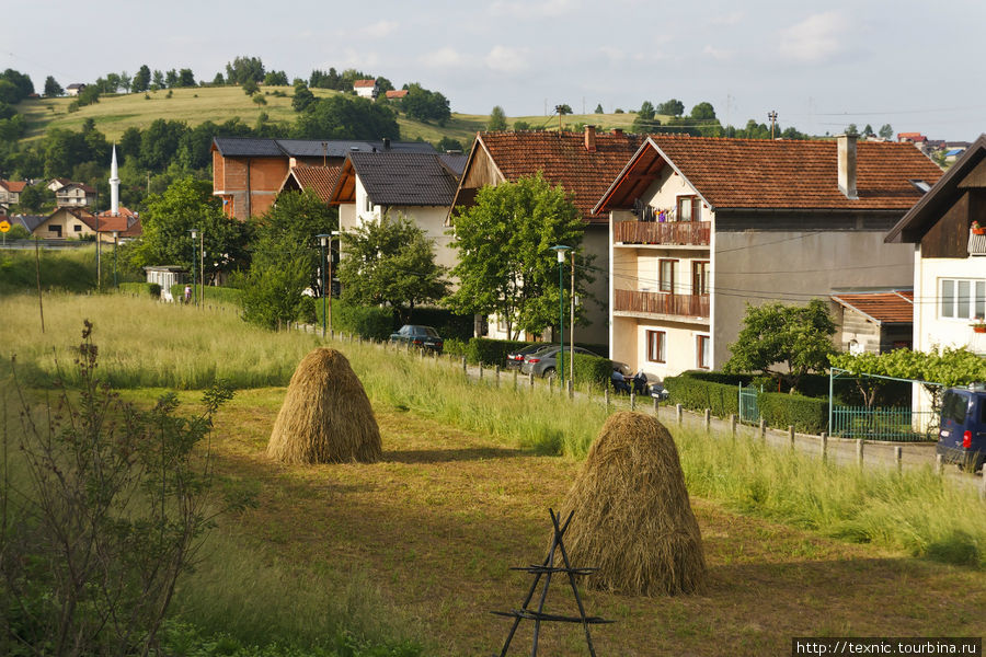 Дома в небольших городах по пути. Разумеется, и в городках большая часть населения связана с сельским хозяйством, поэтому заготавливают сено на зиму. Один такой дом рассчитан на 1 большую или 2 семьи поменьше. Федерация Боснии и Герцеговины, Босния и Герцеговина