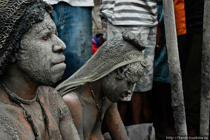 В Балиеме в знак траура женщины покрывают свое тело грязью. Вамена, Индонезия