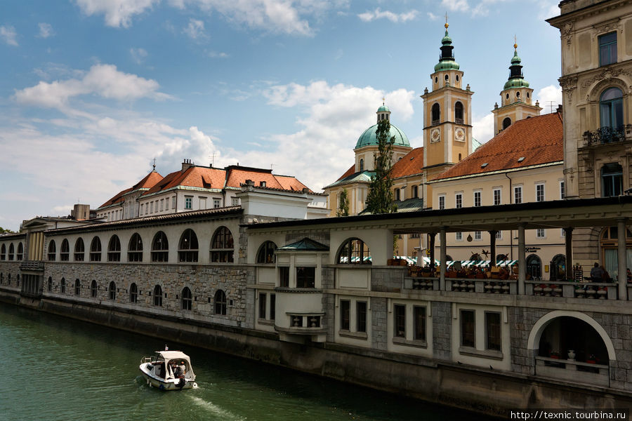 В центре протекает речка, на набережных которой можно весьма душевно порелаксировать Любляна, Словения