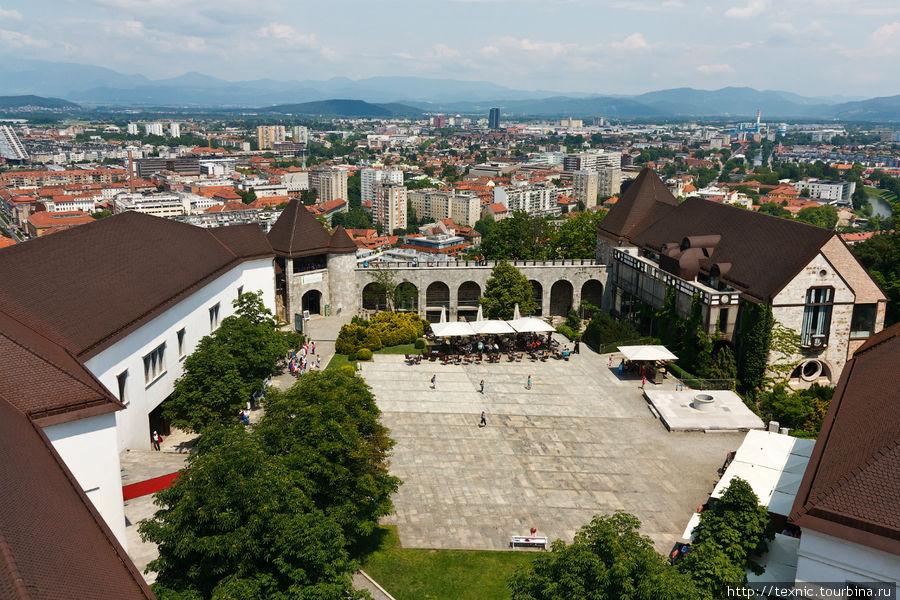 Вид на крепость, но уже с самой высокой её точки вниз Любляна, Словения