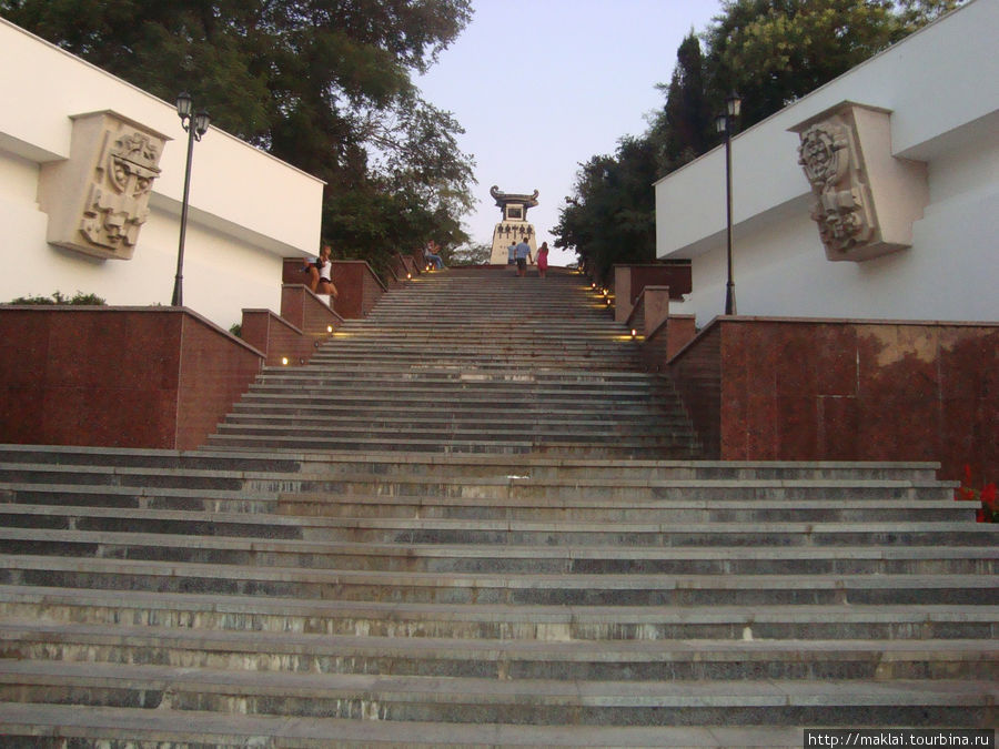 Лестница к памятнику Каза