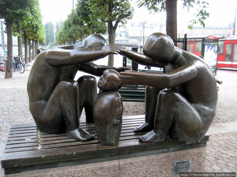 Скульптура Семья. 1972-1973гг. Скульптор Pye Engström.
Находится на площади Malartorget. Стокгольм, Швеция