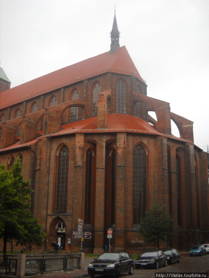 Боковой вид на церковь Висмар, Германия