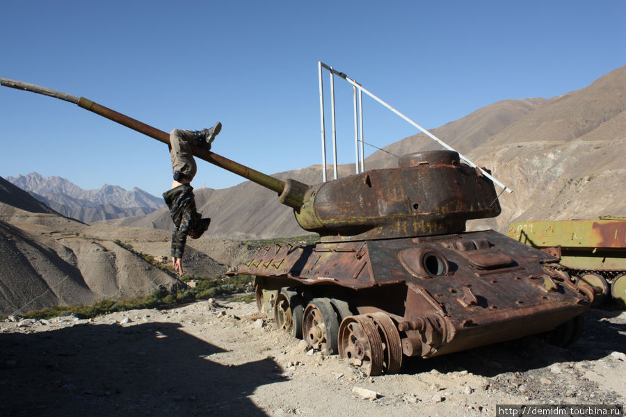 Мой попутчик Саша-беларус использует ствол танка как турник. Провинция Панджшер, Афганистан